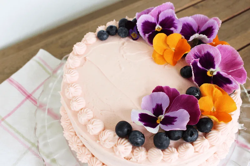 Steps to Decorate Cakes with Edible Flowers